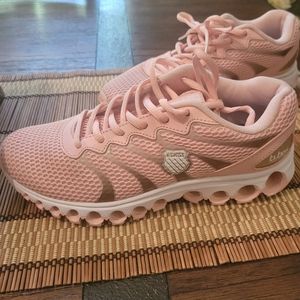 Womens Kswiss sneakers!